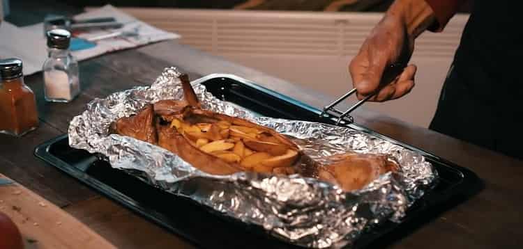 Pentru a găti tot iepurele la cuptor. scurgeți sucul