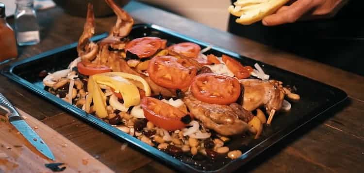 Pentru a găti tot iepurele la cuptor. toacă roșiile