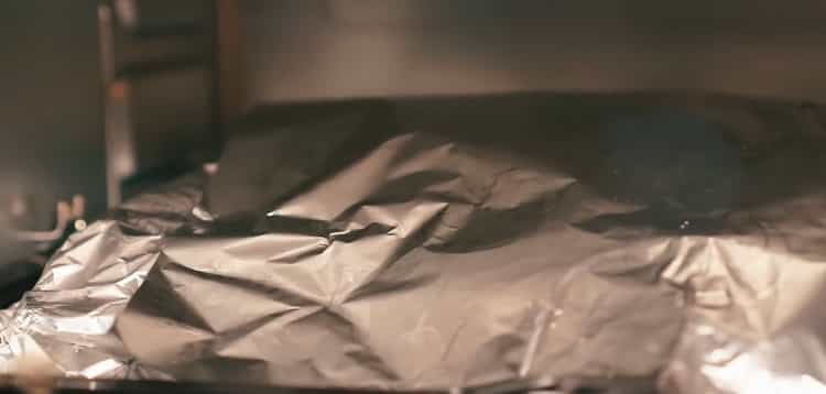 Pentru a găti tot iepurele la cuptor. coaceți carnea