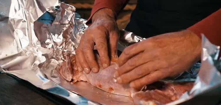 Pentru a găti tot iepurele la cuptor. pune fructele în carne