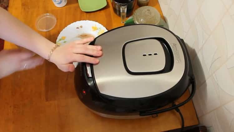 Chcete-li vařit králíka v pomalém hrnci v kyselé smetanové omáčce, nastavte požadovaný režim