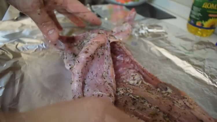 Увийте заека във фолио и го изпечете във фурната