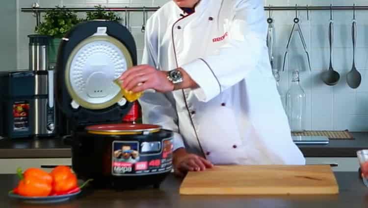 Chcete-li vařit králíka se bramborami v pomalém hrnci, zahřejte misku