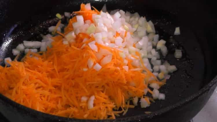 Pentru a găti iepurele fiert cu cartofi, prăjiți ceapa