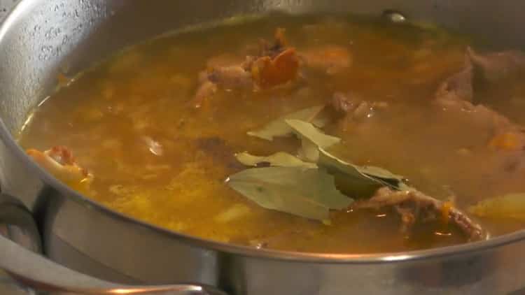 Pentru a găti iepurele fiert cu cartofi, adăugați condimente și frunze de dafin