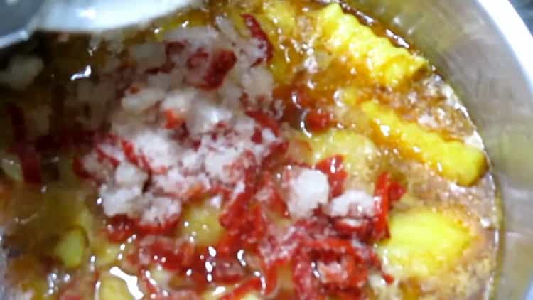 Para cocinar el conejo guisado con verduras, agregue pimienta