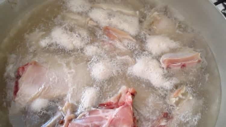 Para cocinar un conejo guisado con verduras, cocine el caldo