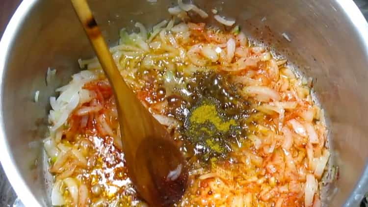 Para cocinar el estofado de conejo con verduras, agregue especias