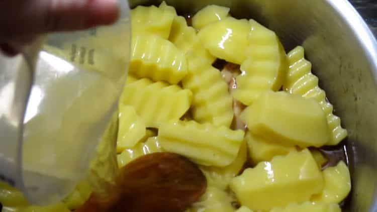 Para hacer el estofado de conejo con verduras, agregue el caldo