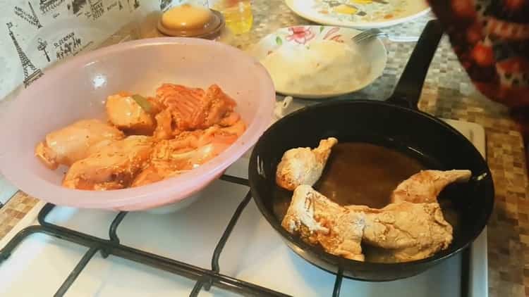 Pour faire cuire un lapin cuit avec des légumes, faites chauffer la poêle