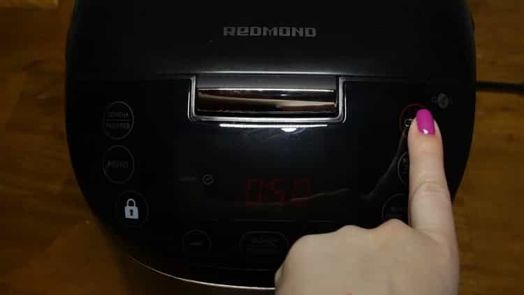 Pentru a găti pieptul de pui într-un aragaz lent, setați modul dorit