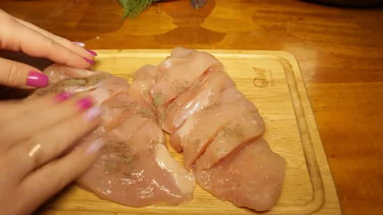 Pentru a găti pieptul de pui într-un aragaz lent, pregătiți condimente