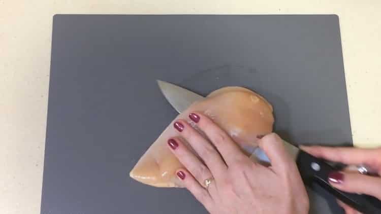 Pentru a pregăti sânul la tocat, toacă carnea