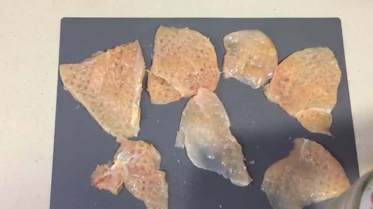 Pentru a pregăti sânul în bătaie, bate carnea