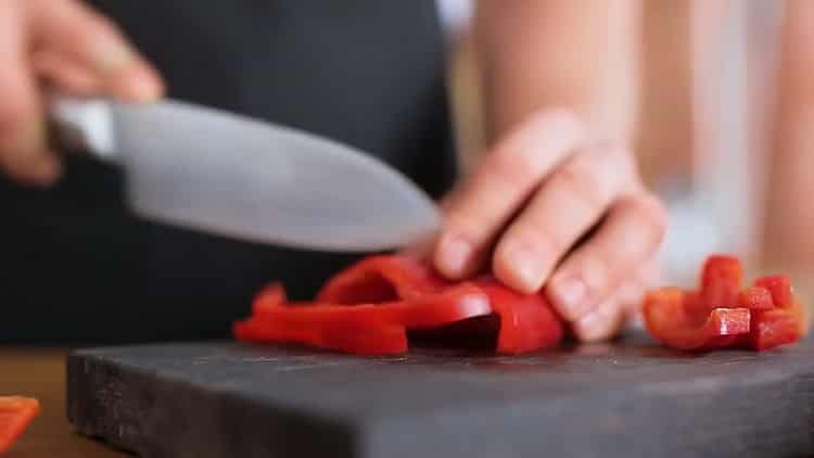 Per fer el pollastre amb salsa teriyaki, piqueu el pebre