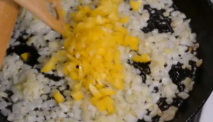 Pentru a găti curry de pui cu o rețetă, prăjiți legumele