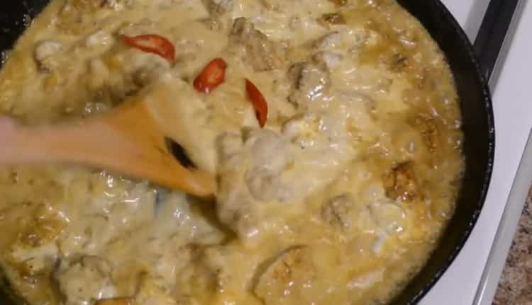 Pentru a face curry de pui conform rețetei, adăugați smântână