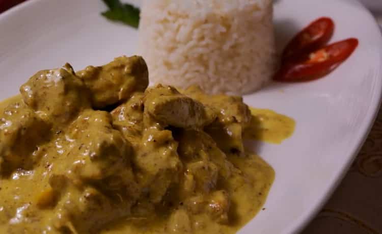 Puiul delicios de curry cu o rețetă simplă este gata