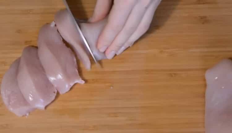 Pentru a face curry de pui conform rețetei, tocați carnea