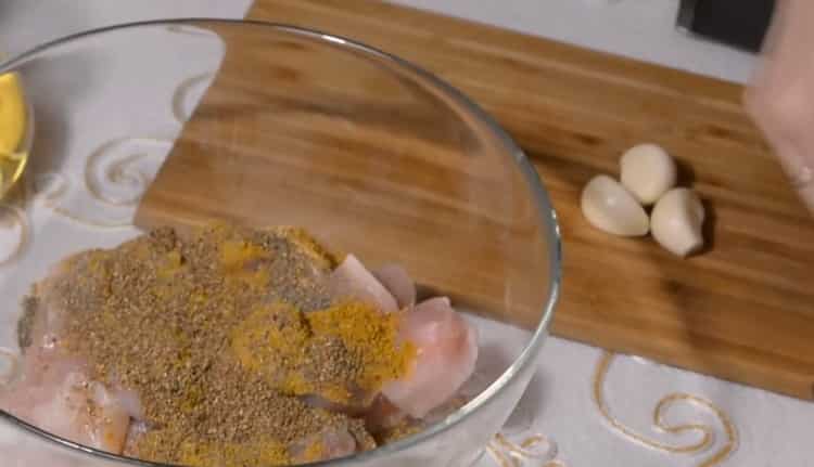 Pentru a face curry de pui conform rețetei, pregătiți condimente