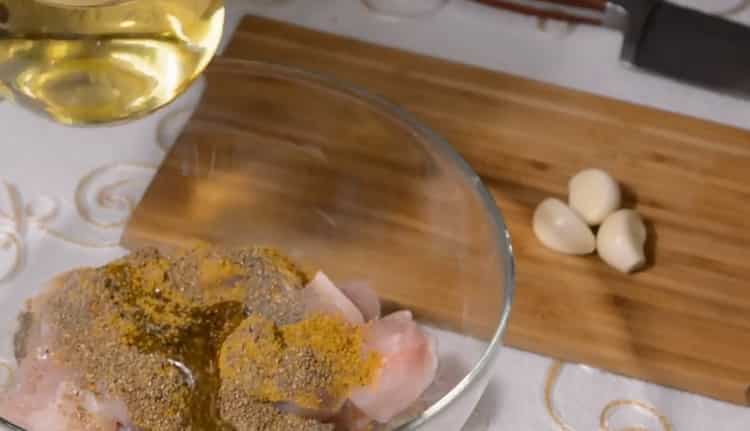 Pentru a face curry de pui conform rețetei, pregătiți untul