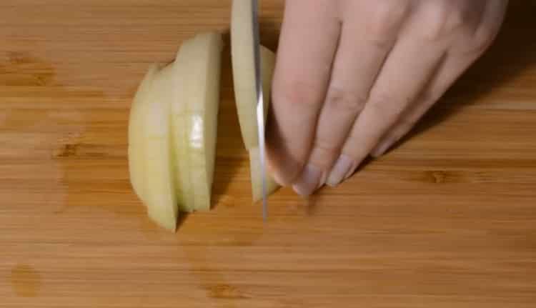 Pentru a face curry de pui conform rețetei, toacă ceapa