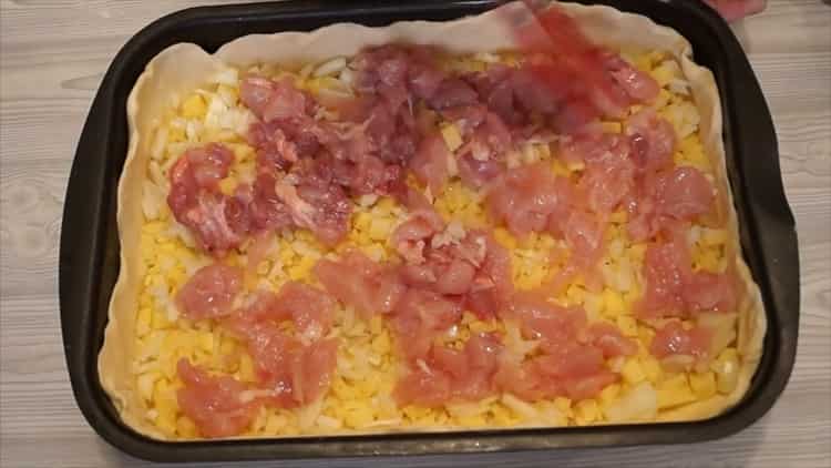 Segons la recepta per fer una gallina de pollastre i patata, poseu el farcit a la massa