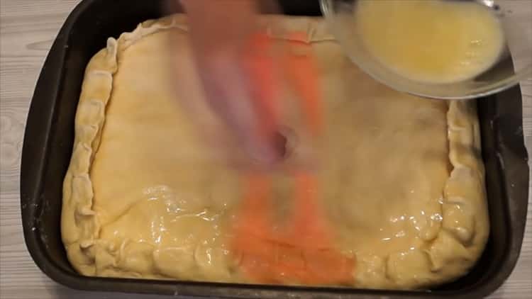 Segons la recepta de cuinar el pollastre amb patates, greixeu amb un ou