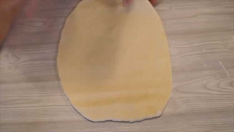 Segons la recepta per fer una gallina de pollastre i patata, enrotlleu la massa