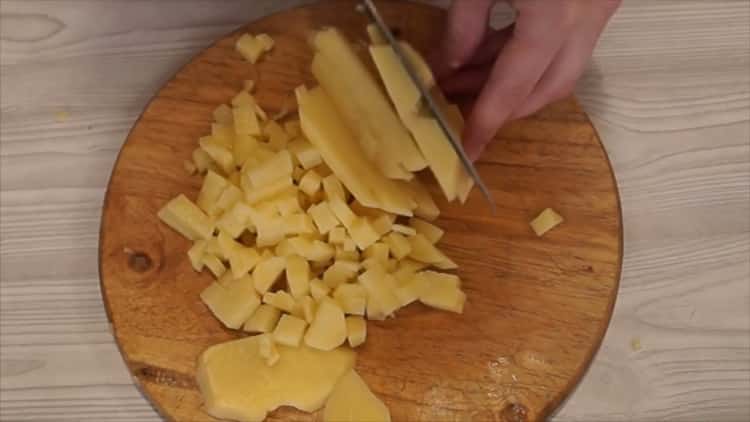 Segons la recepta de cuinar el pollastre amb patates, talleu les patates