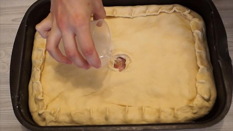 Segons la recepta per fer una gallina de pollastre i patata, feu un forat i aboqueu-hi aigua