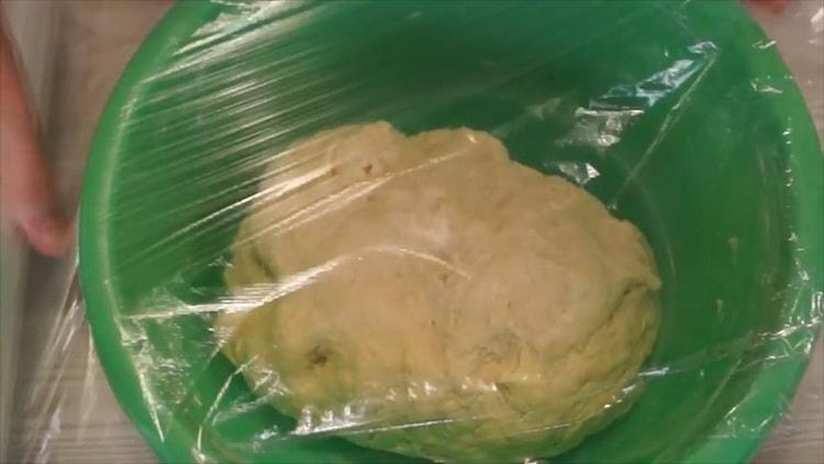 Segons la recepta de cuinar el pollastre amb patates, poseu la massa a la nevera