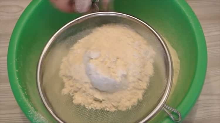 Segons la recepta de cuinar el pollastre amb patates, tamisar la farina