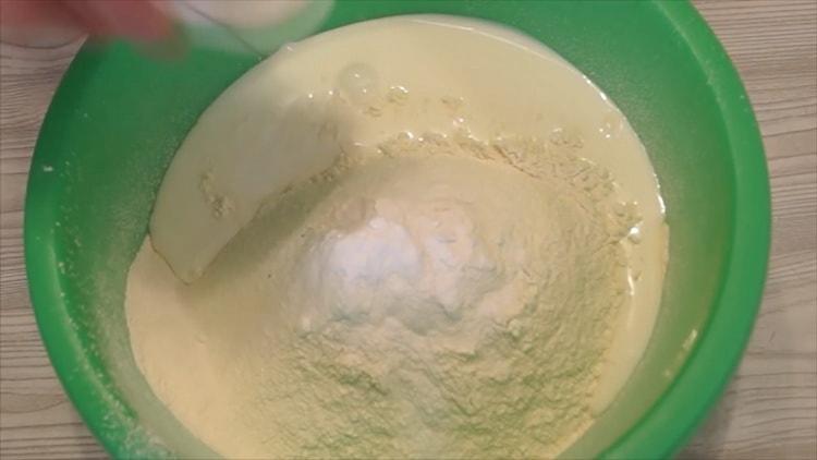 Segons la recepta de cuina del pollastre amb patates, combina els ingredients per a la massa.