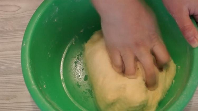 Segons la recepta per fer una gallina de pollastre i patata, amasseu la massa