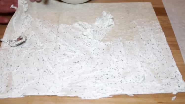 להכנת פיתות עם דגים אדומים הניחו מברשת גילוח על הפיתות