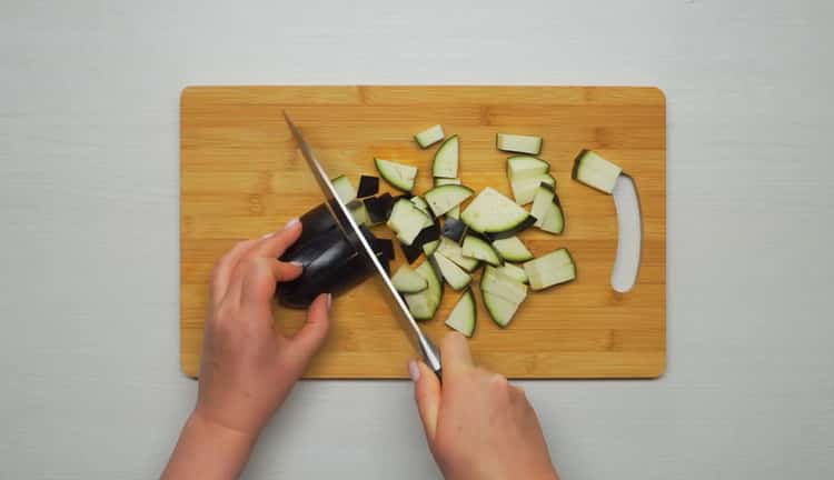 Pentru gătit lagman de vită, toacă toate legumele