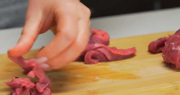 Pentru a prepara lagman de vită, pregătiți ingredientele