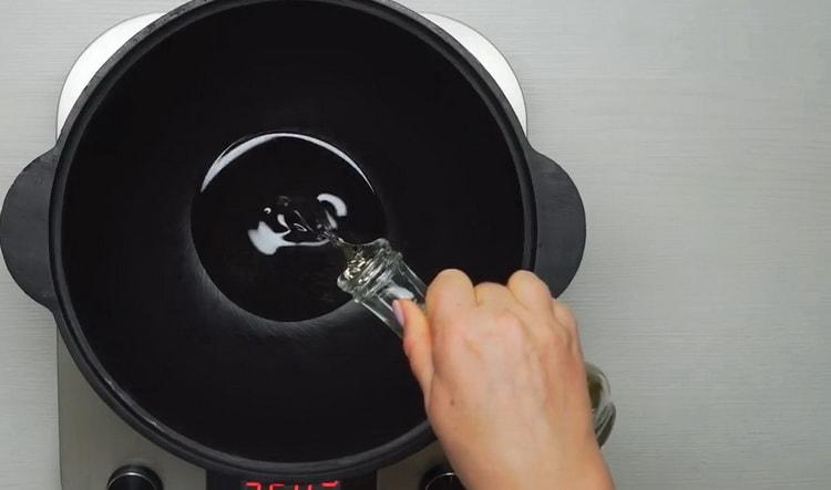 Pentru a găti lagman de vită, încălziți tigaia