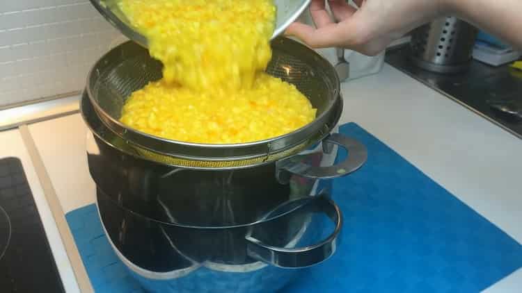 För att förbereda saft från apelsiner, sil du ingredienserna