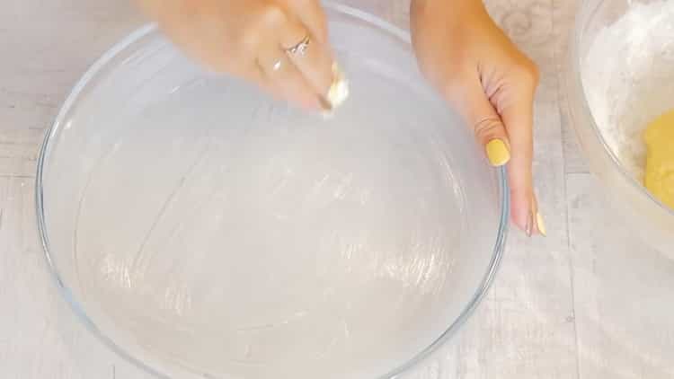 За да приготвите лаврентов пай с пиле и гъби, пригответе формуляр