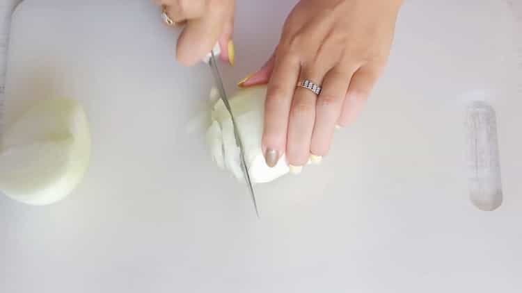 За лучен пай с пилешко месо и гъби, нарязваме лука