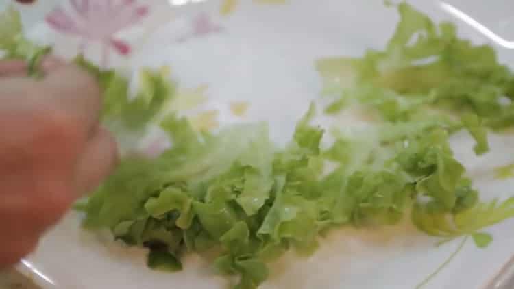 Pour préparer le saumon au four dans une feuille, coupez une salade