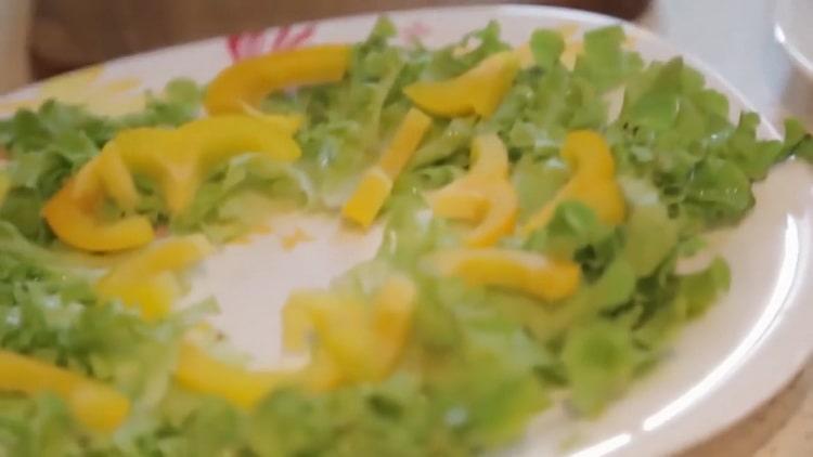 Pour préparer le saumon au four dans une feuille, mettre les ingrédients sur une assiette