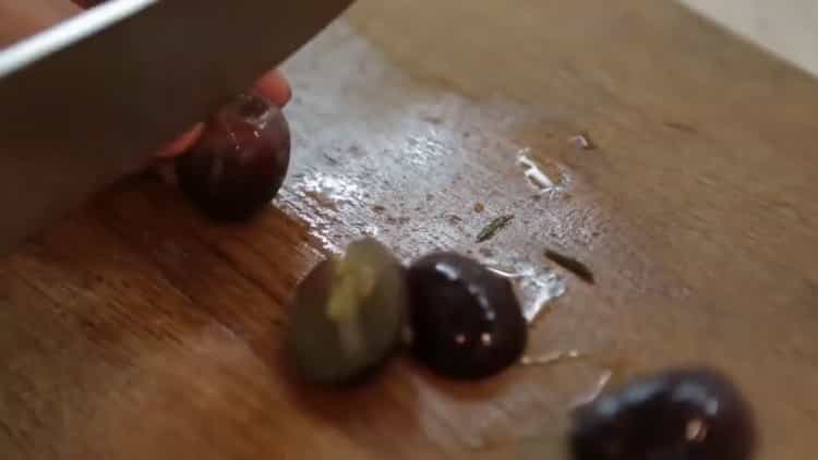 Pour préparer le saumon au four dans une feuille, couper les raisins