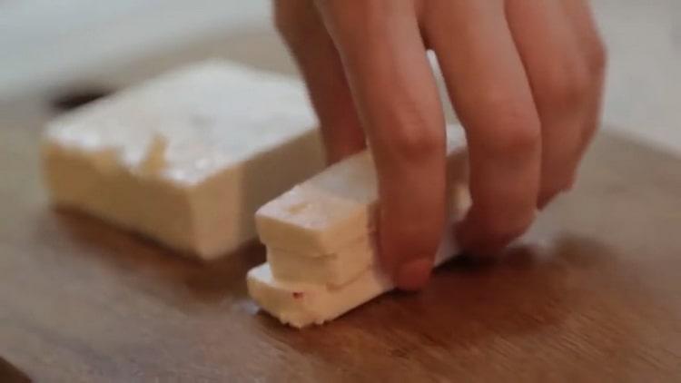 Pour faire cuire le saumon au four dans une feuille, couper la feta