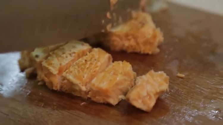 Mettez le poisson dans une assiette pour faire cuire le saumon au four en papier d'aluminium.