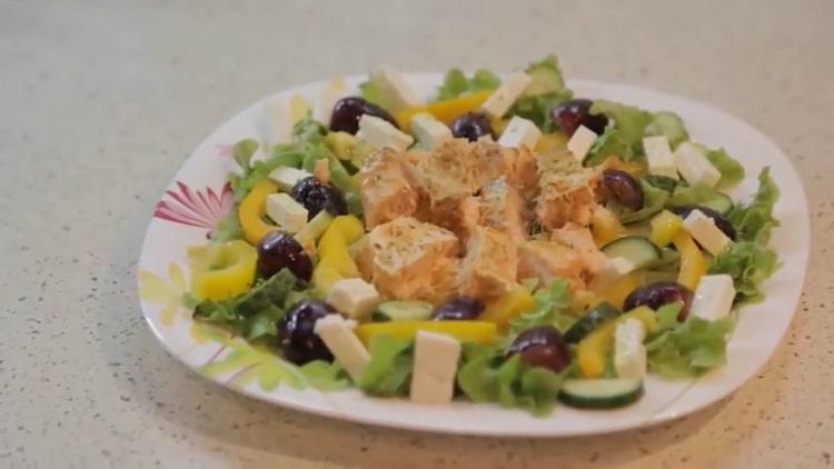 le saumon au four dans la feuille est prêt