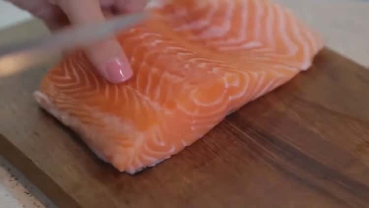 Pour préparer le saumon au four en papillote, préparez les ingrédients