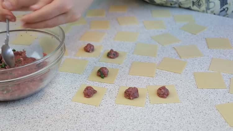 Pour faire des manti au four, mettez de la viande hachée sur la pâte